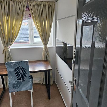 Queens Rooms, A Perfect Stay, Next To Shopping Parks And Central Манчестер Номер фото