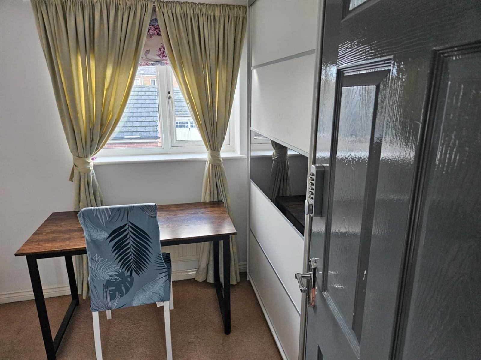 Queens Rooms, A Perfect Stay, Next To Shopping Parks And Central Манчестер Номер фото